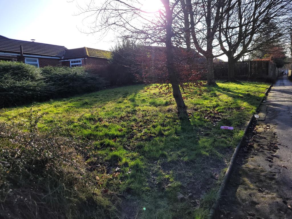Lot: 43 - FREEHOLD PARCEL OF LAND - Freehold land in Preston with trees and footpath on the boundary